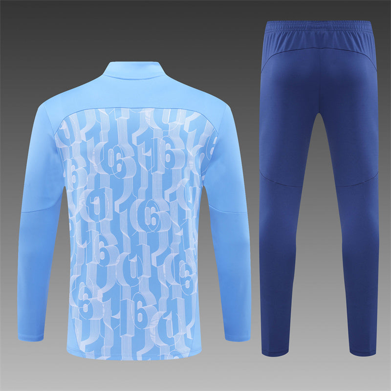 Manchester City con el chándal azul 2024/2025