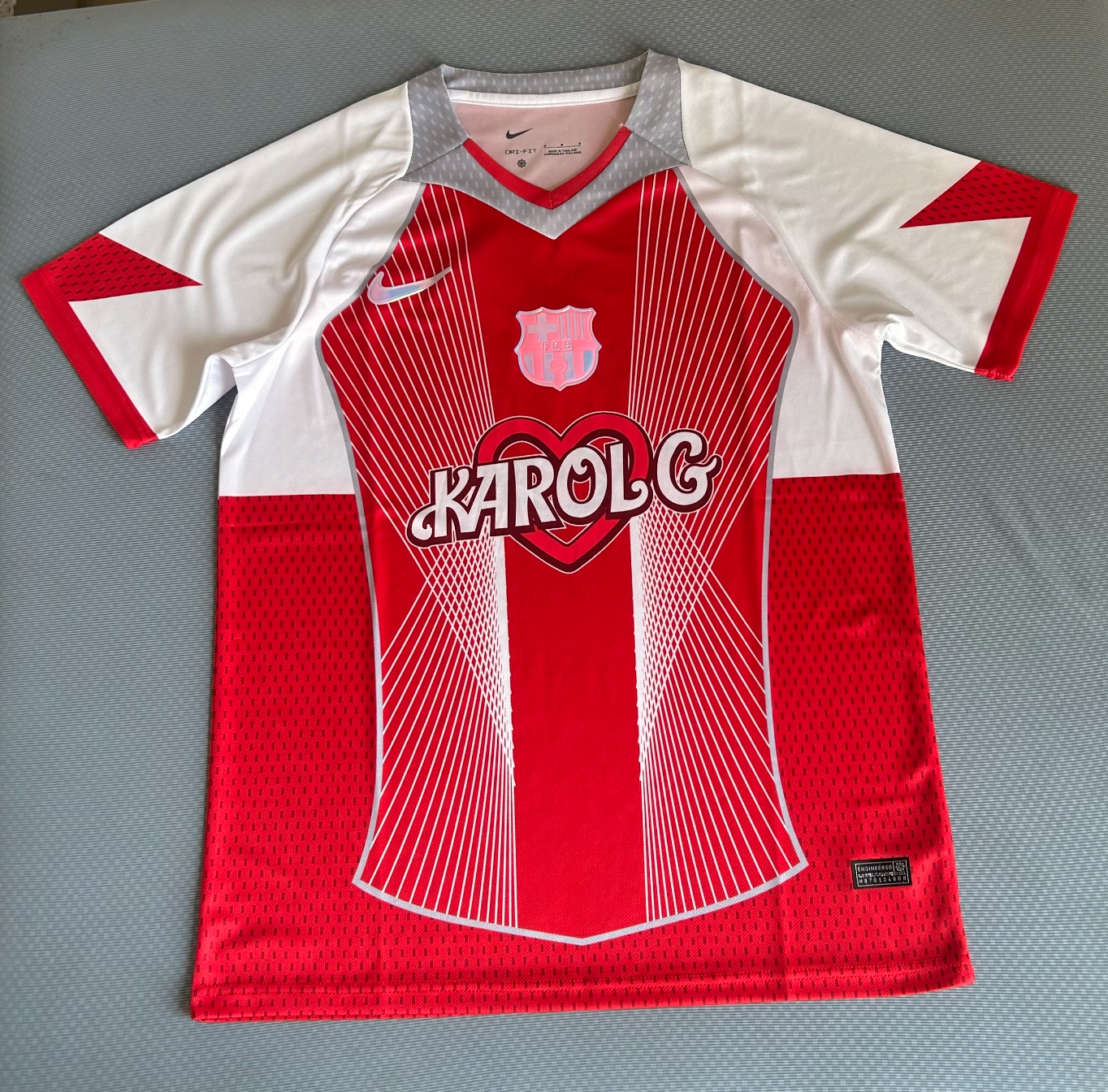Maglia FC Barcelona Karol G Rossa Edizione Speciale