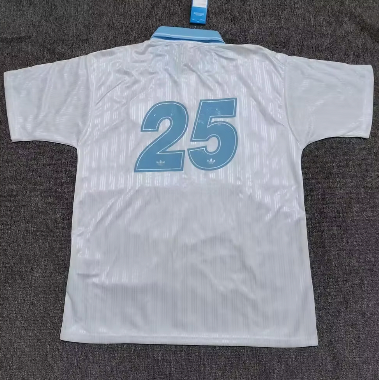 Maglia Oasis x Adidas Bianca e Azzurra