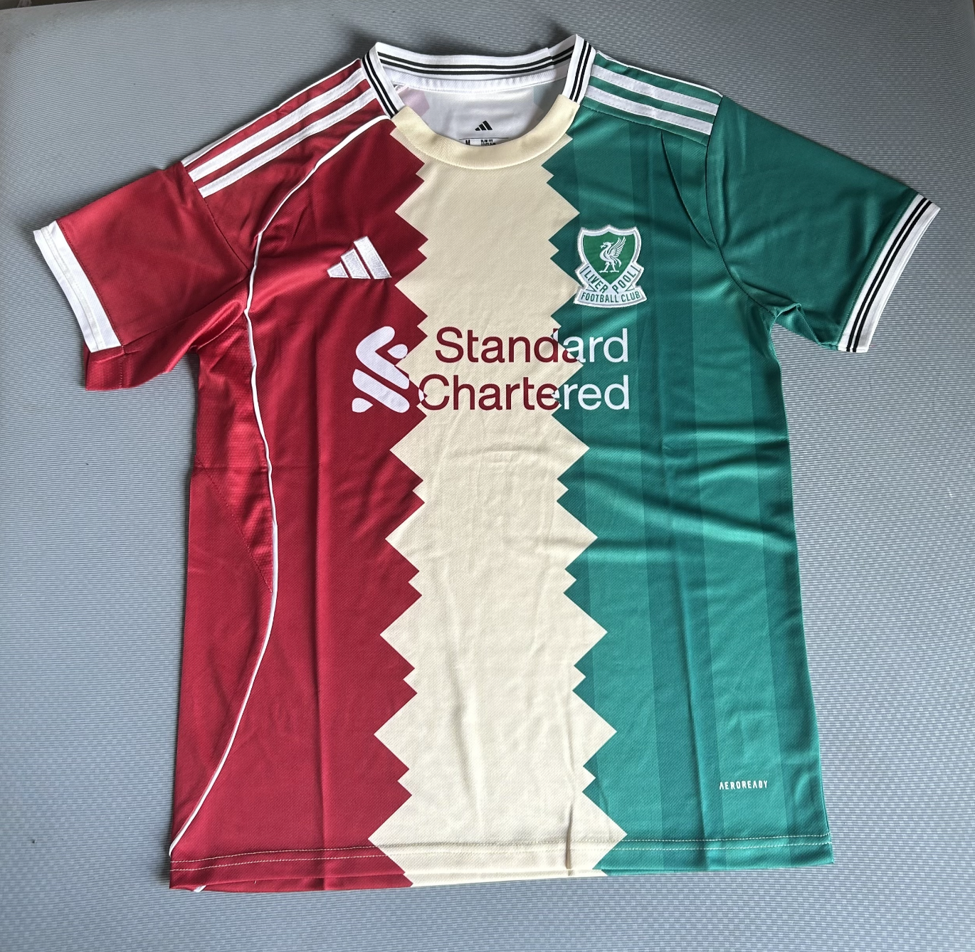 Liverpool Drei-in-Eins Sonderedition Trikot 2025/2026