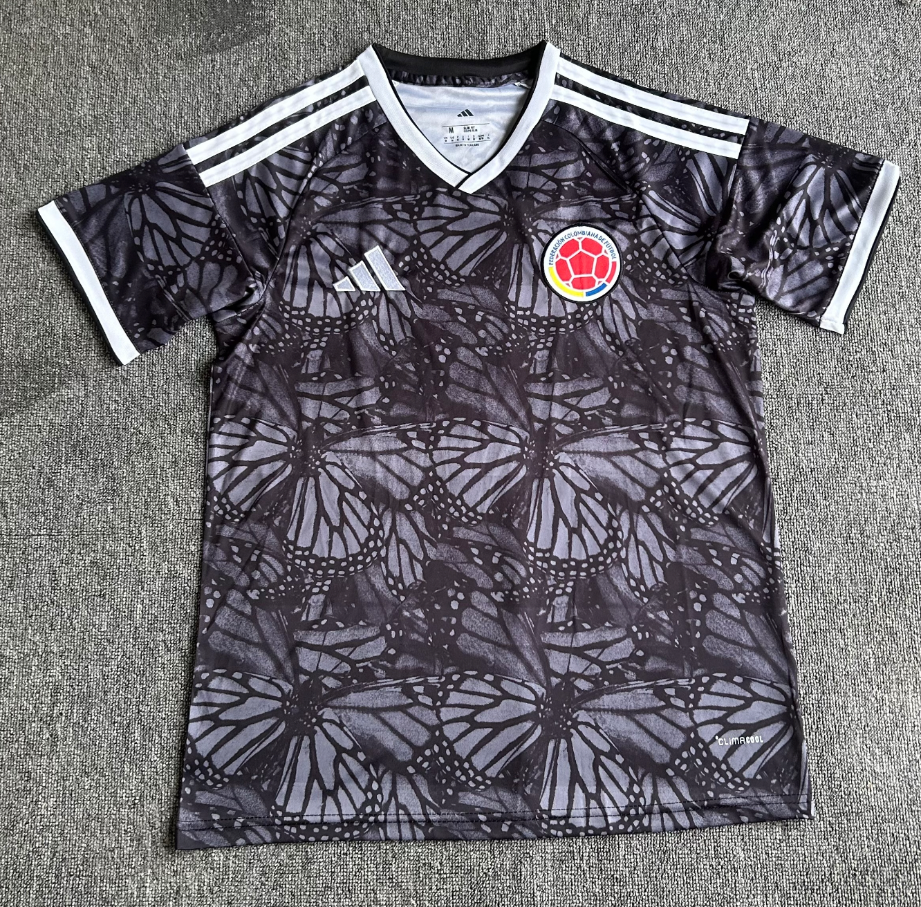 Camiseta negra mariposa de Colombia 2026