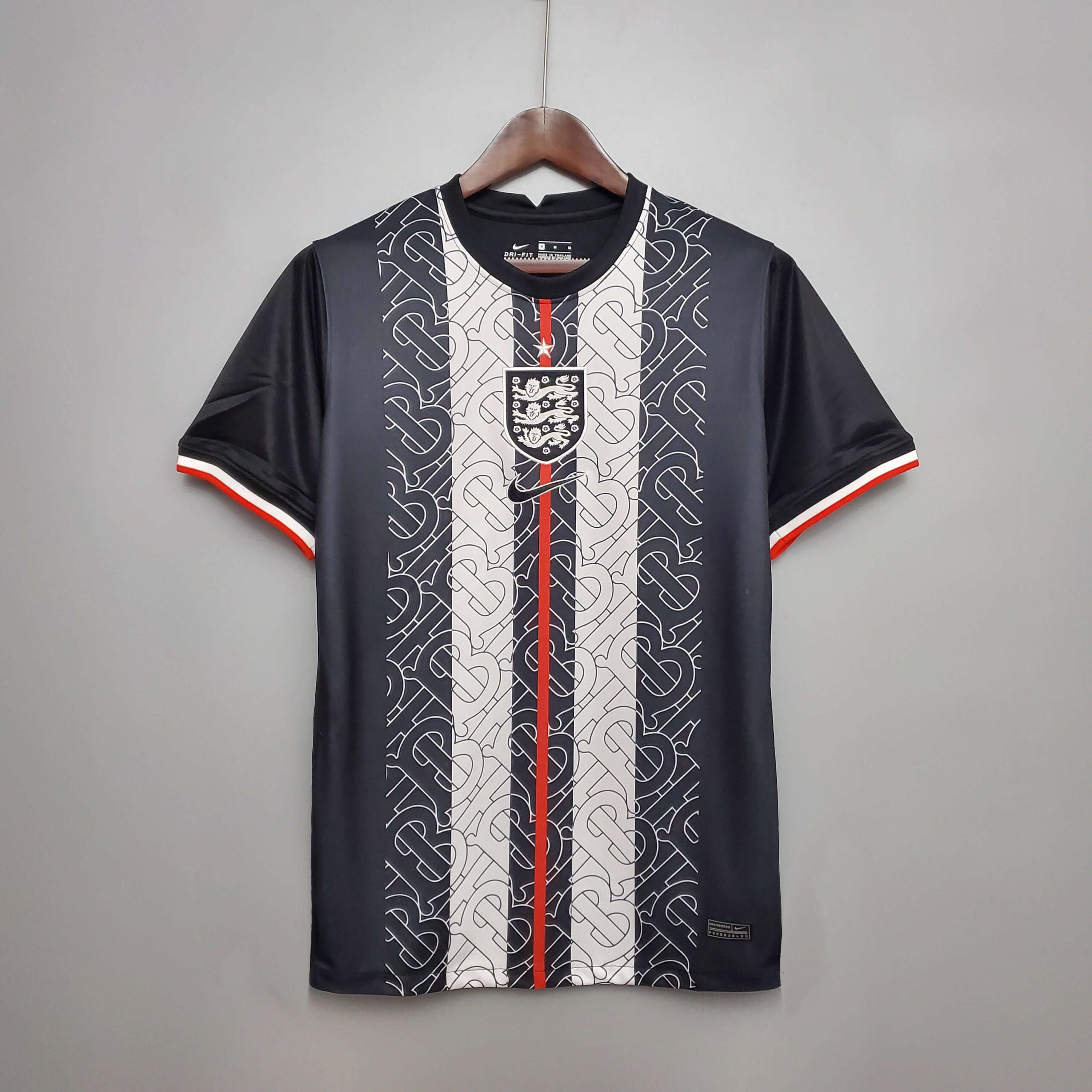 INGLATERRA X BURBERRY Camiseta conceptual