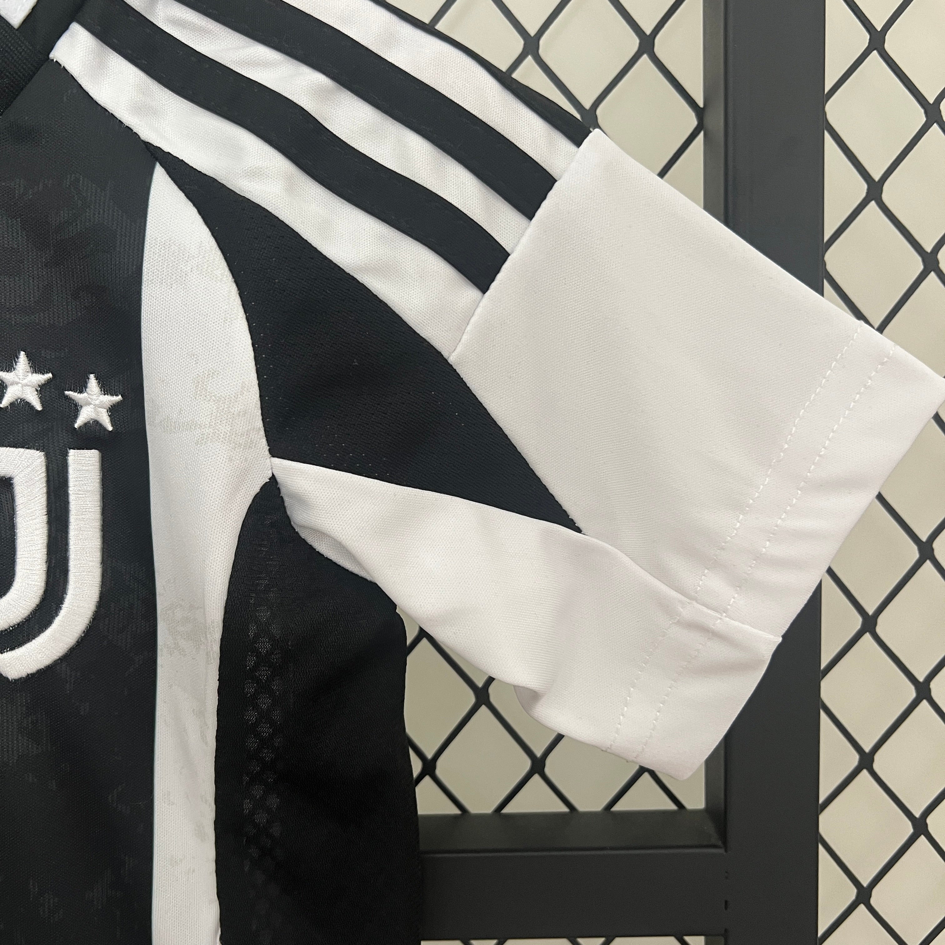 Das Juventus 24/25 Kinder-Trikot