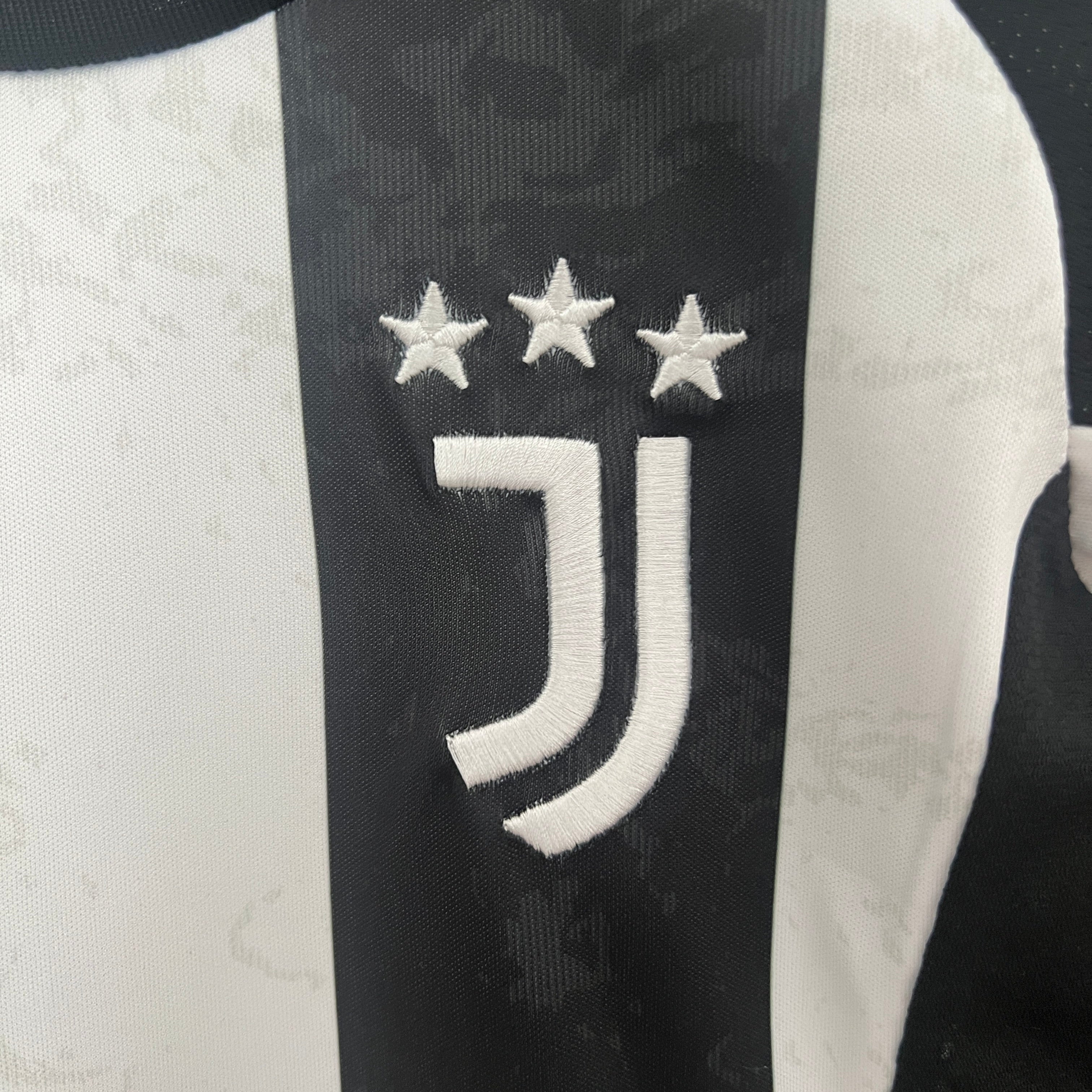 Das Juventus 24/25 Kinder-Trikot