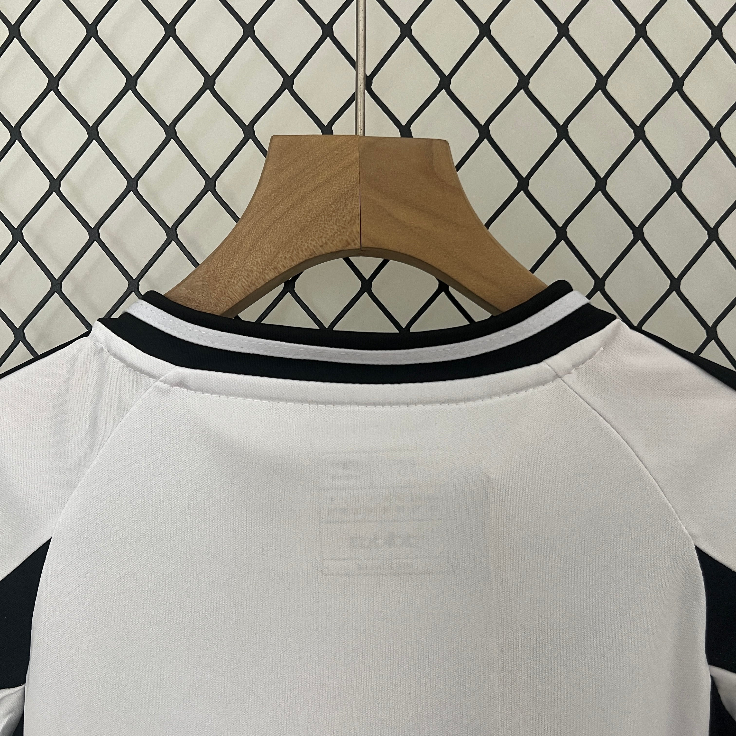 Das Juventus 24/25 Kinder-Trikot