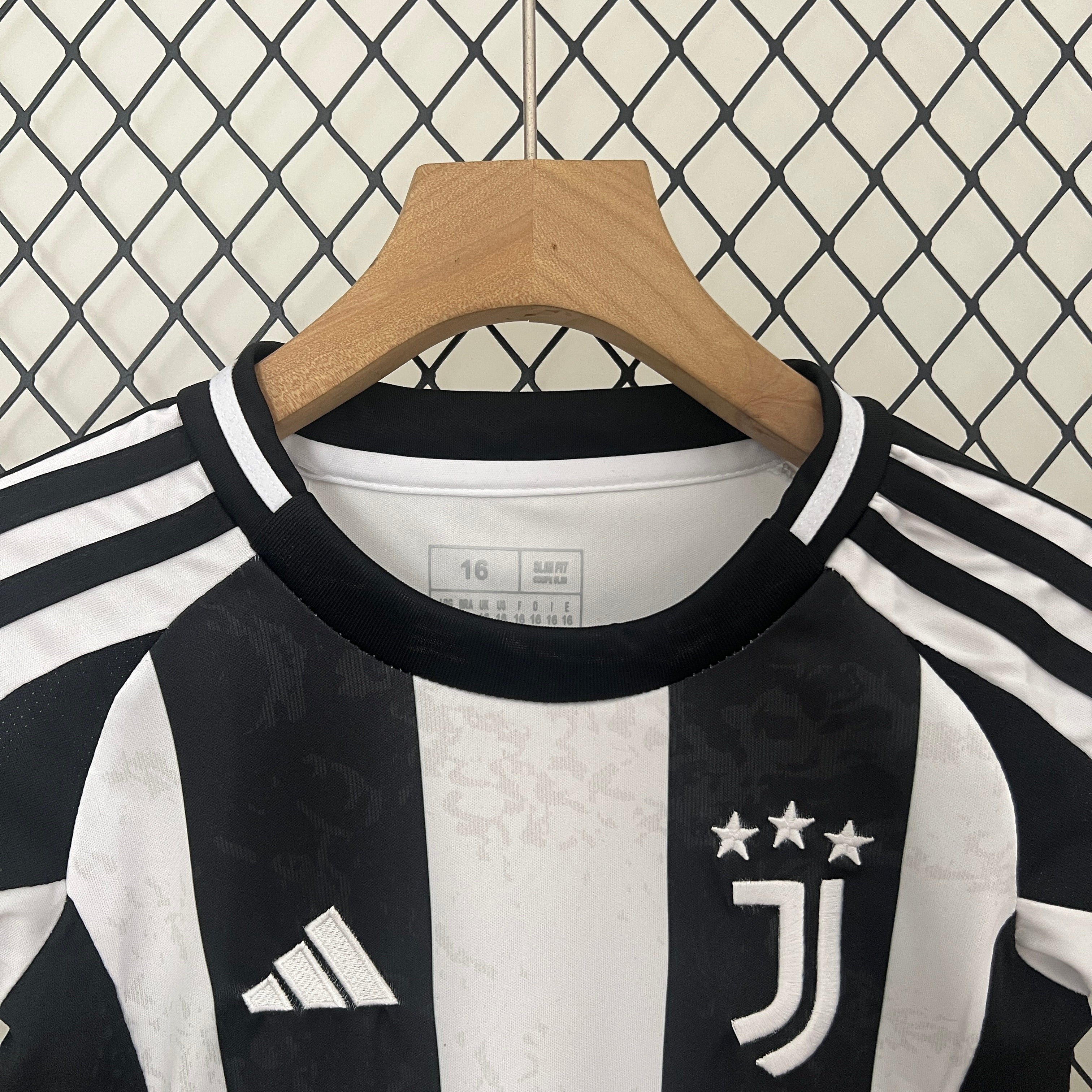 Das Juventus 24/25 Kinder-Trikot