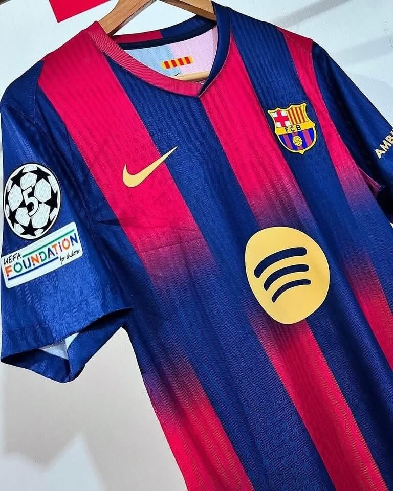 Kit casa FC Barcelona 2025/2026