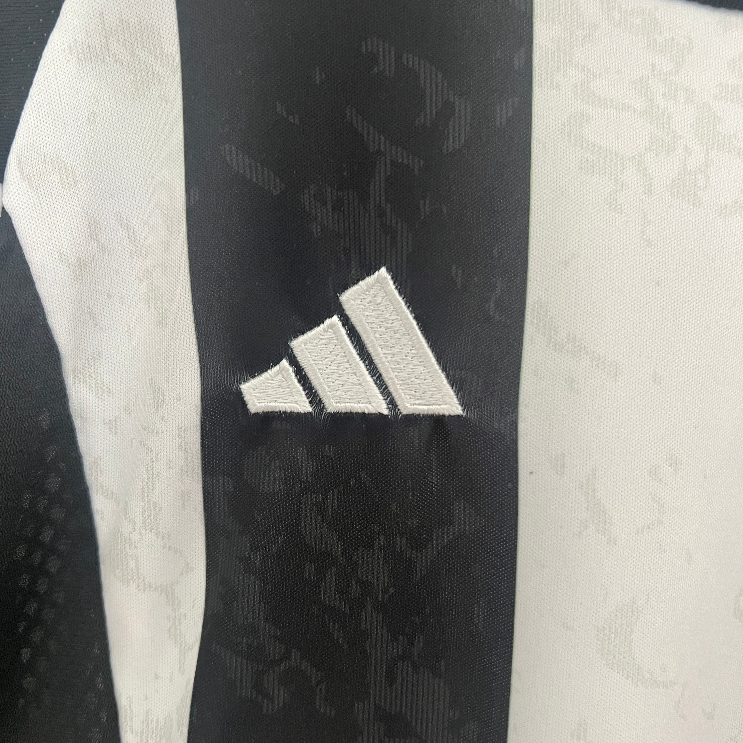 Das Juventus 24/25 Kinder-Trikot
