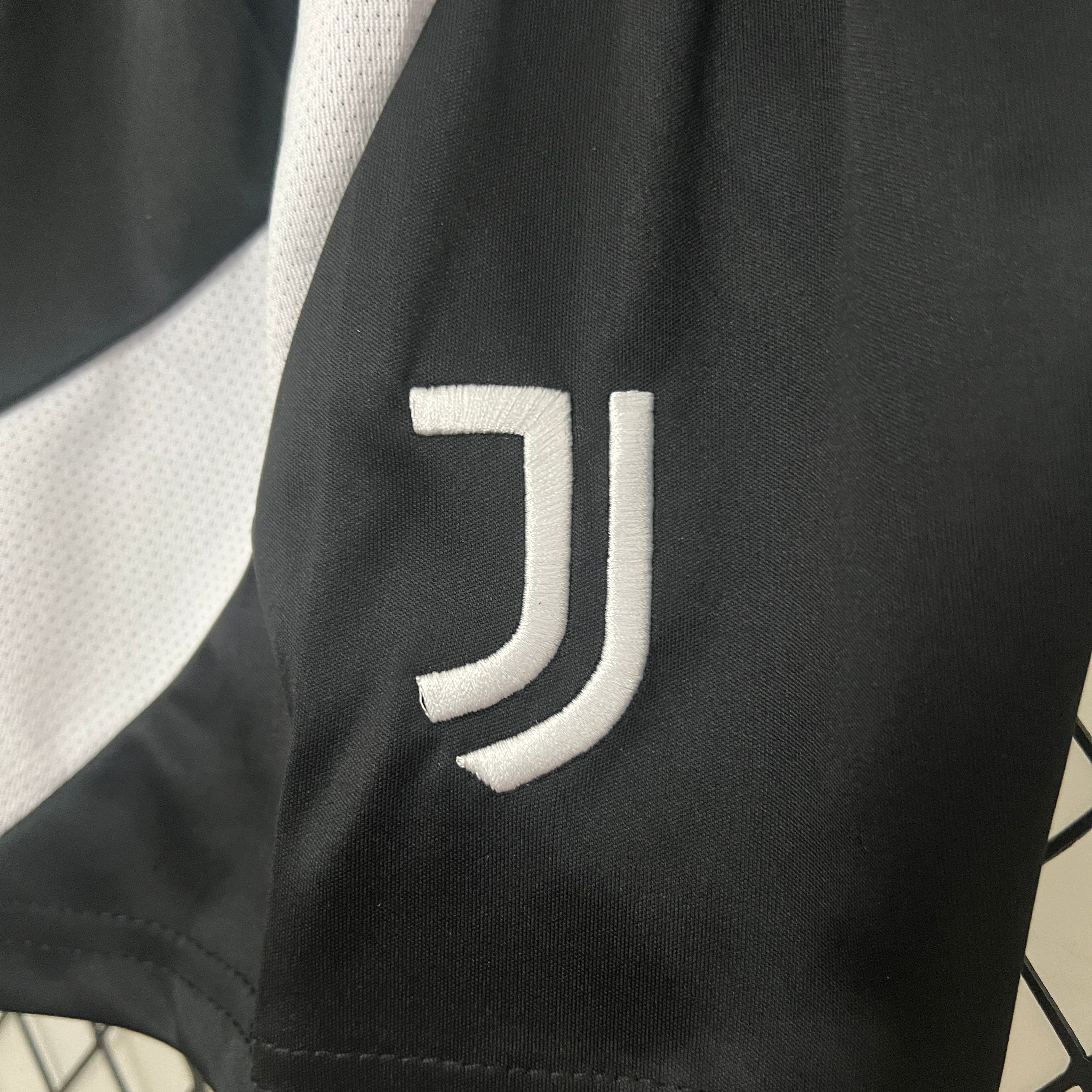 Das Juventus 24/25 Kinder-Trikot