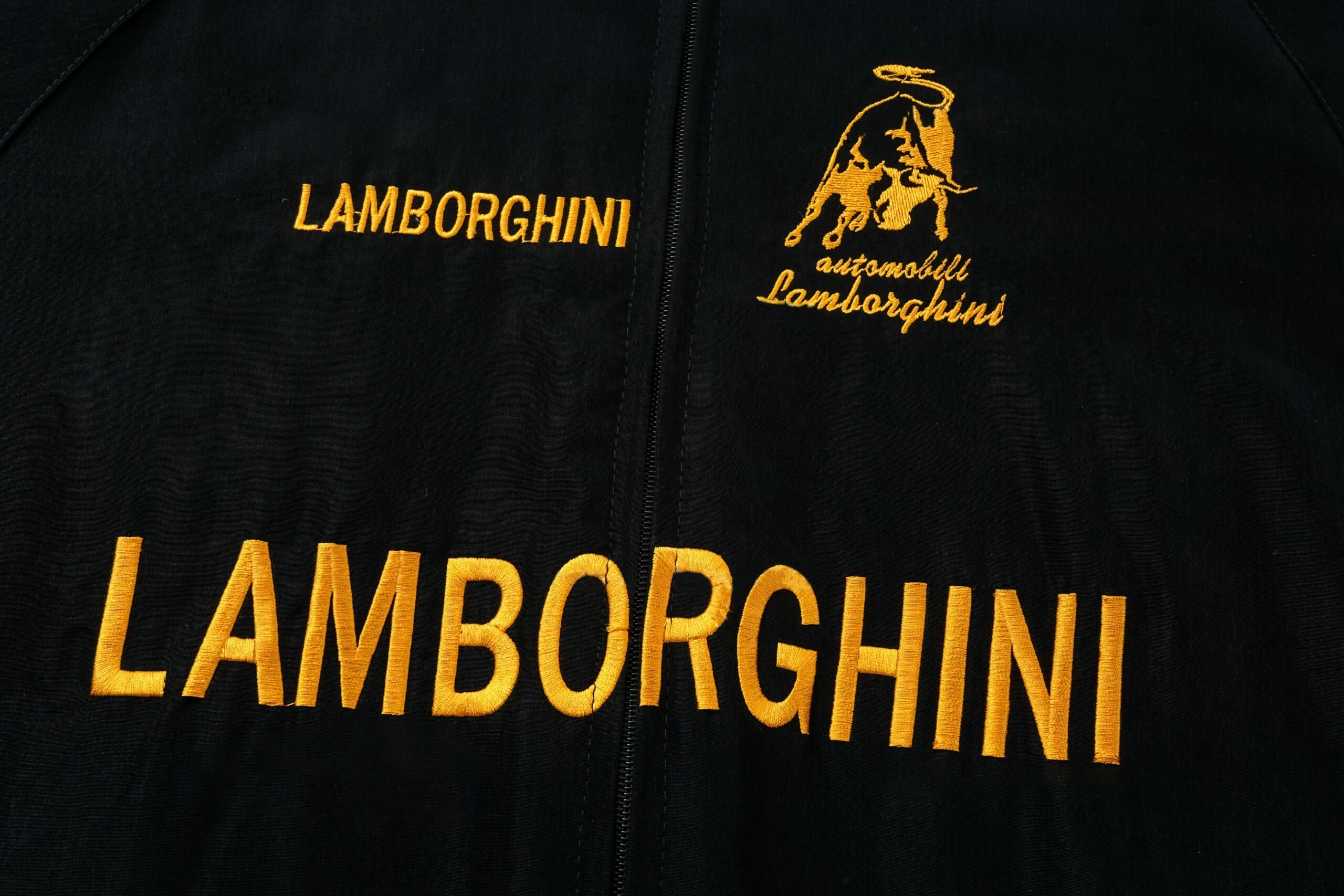 Chaqueta del Equipo de Carreras Lamborghini – Abrigo con cremallera Motorsport negro con logos bordados en dorado