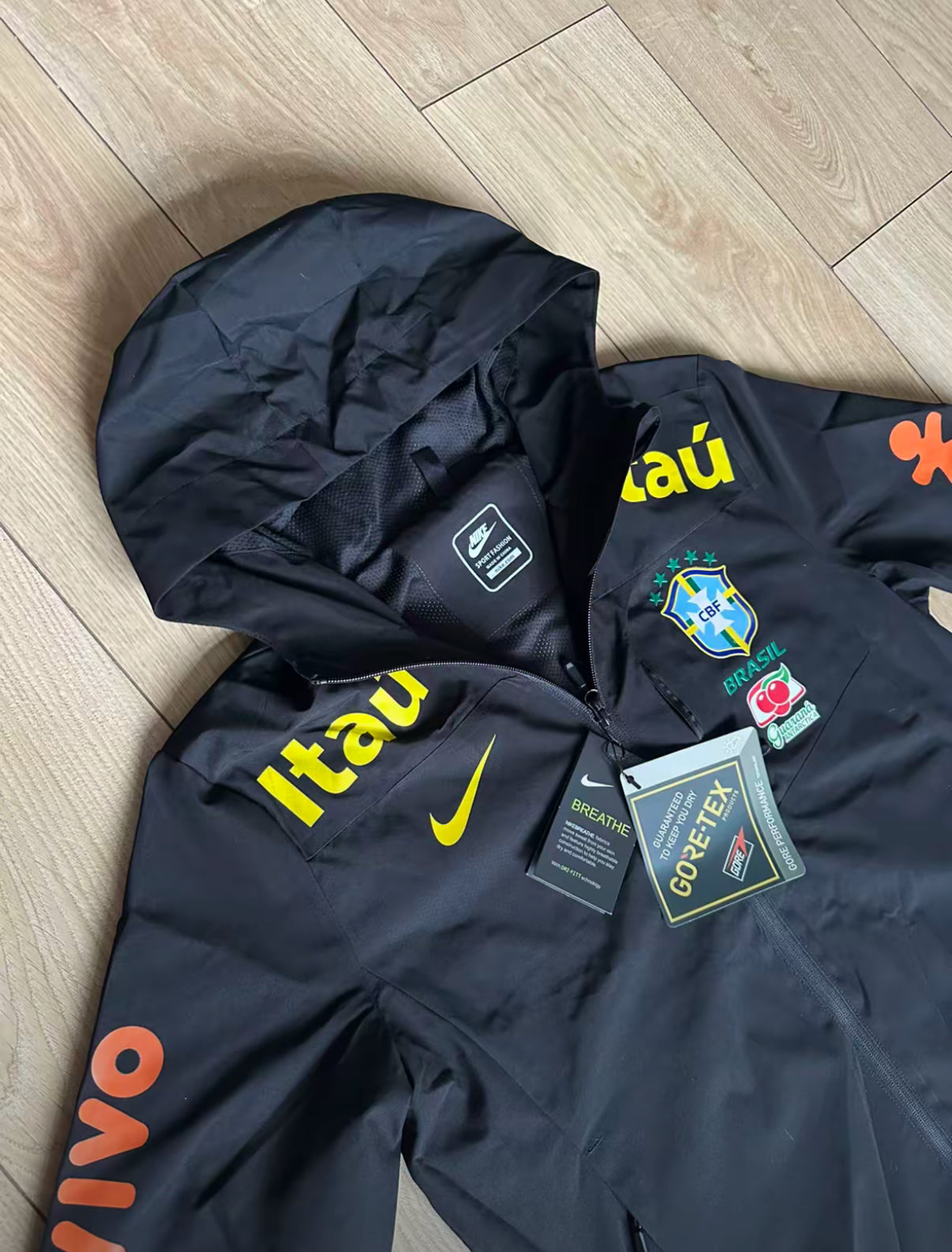 Chaqueta cortavientos negra Brasil