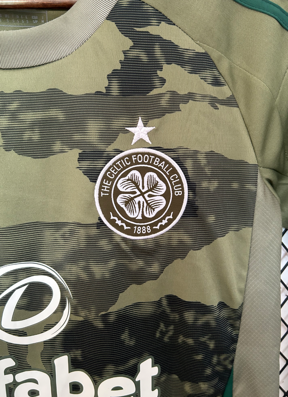 Celtic 2024–2025 Drittes Trikot Camo