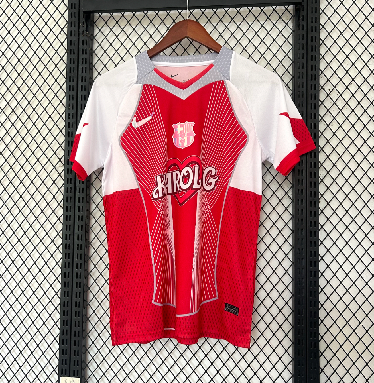 Maglia FC Barcelona Karol G Rossa Edizione Speciale