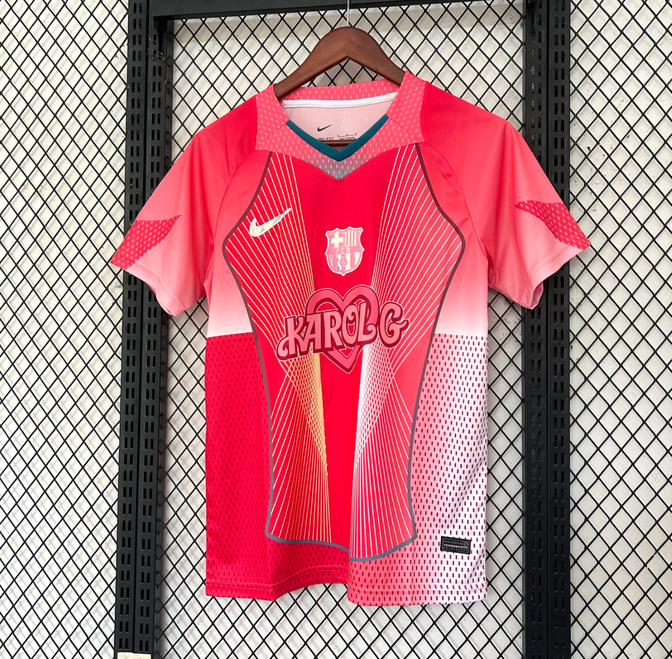 Camisola FC Barcelona Karol G Rosa Edição Especial