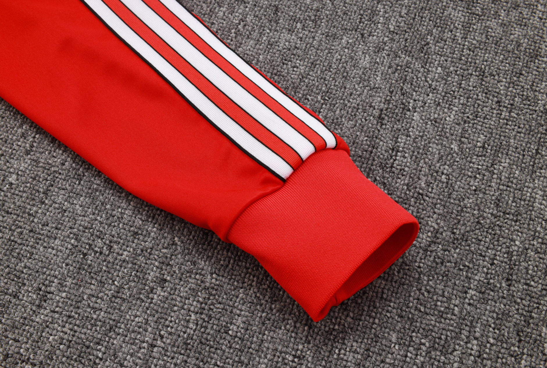 Liverpool FC 2027 roter Trainingsanzug Terrace Icons