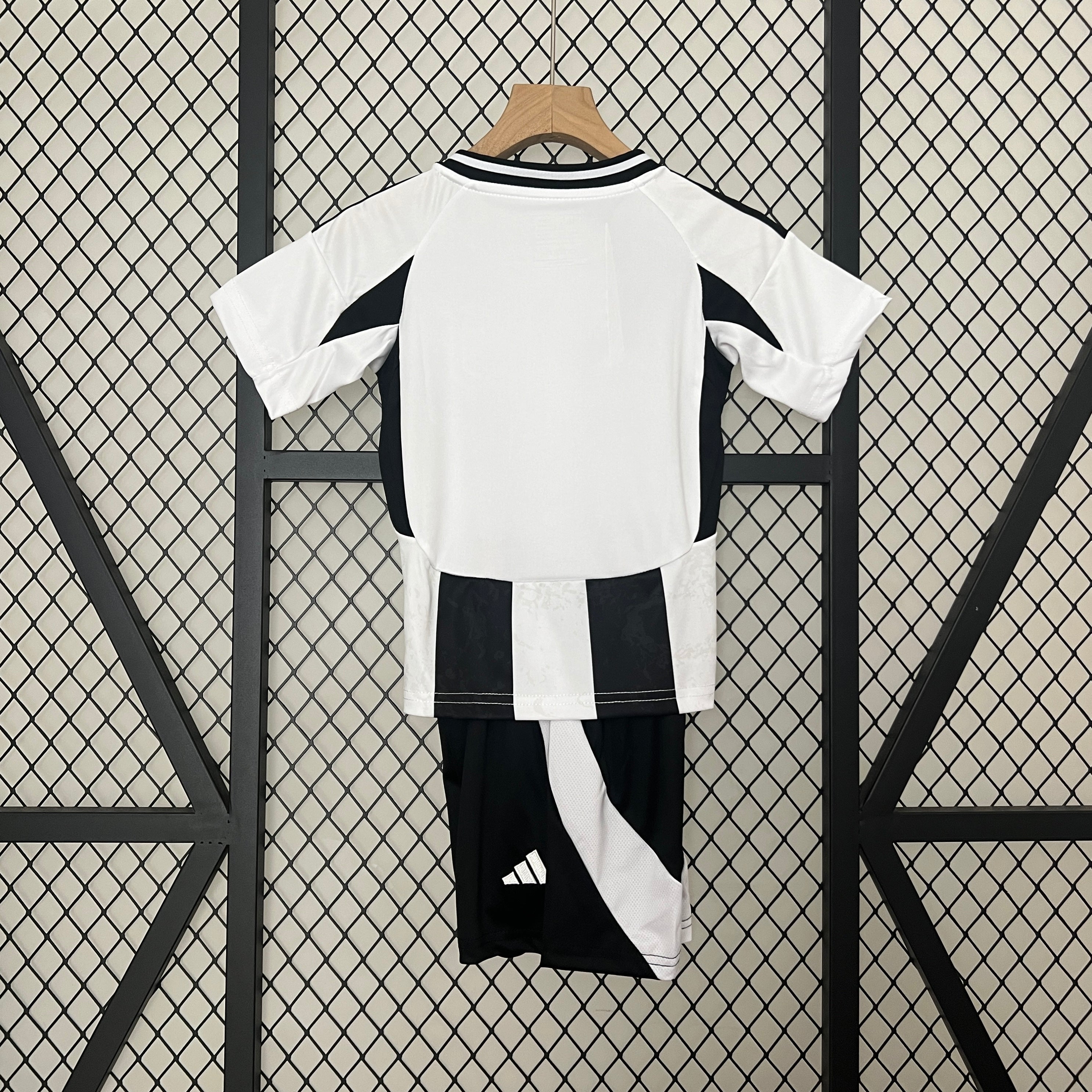 Das Juventus 24/25 Kinder-Trikot