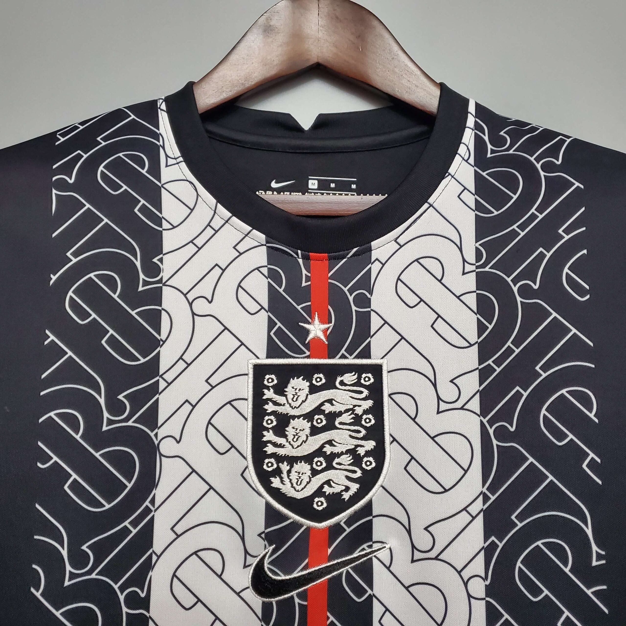 INGLATERRA X BURBERRY Camiseta conceptual